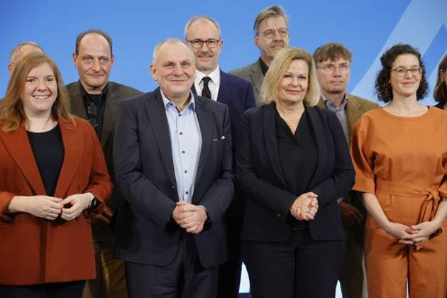 News Themen der Woche KW04 News Bilder des Tages Prof. Dr. Andreas Beelmann, Bundesinnenministerin Nancy Faeser, Deutschland, Berlin, Startschuss für Ansprechstelle zum Schutz kommunaler Amts- und Mandatsträger *** Prof Dr Andreas Beelmann, Federal Minister of the Interior Nancy Faeser, Germany, Berlin, Launch of contact point for the protection of municipal officials and elected representatives