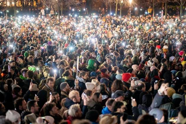 News Themen der Woche KW04 News Bilder des Tages Wien, Österreich. 26. Jänner 2024. Lichtermeer bei der Demonstration und Großkundgebung Demokratie verteidigen gegen Rechtsextremismus und Rassismus vor dem österreichischen Parlament nach den Recherchen von Correctiv, die geheime Deportationspläne von rechtsextremen Netzwerken aufgedeckt haben. Dazu rufen Black Voices Austria, Fridays for Future und die Plattform für eine menschliche Asylpolitik auf. Vienna *** Vienna, Austria 26 January 2024 Sea of lights at the demonstration and rally Defending democracy against right-wing extremism and racism in front of the Austrian parliament following research by Correctiv, which uncovered secret deportation plans by right-wing extremist networks Black Voices Austria, Fridays for Fut