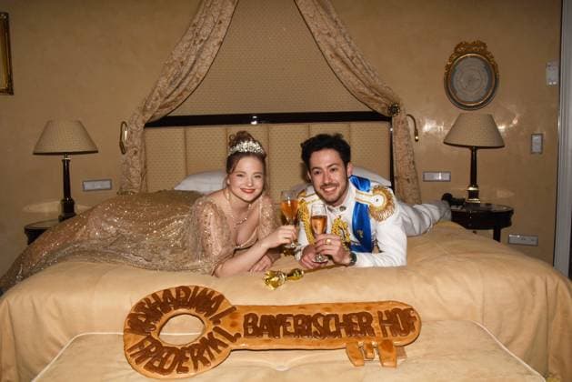 Entertainment Themen der Woche KW04 Entertainment Bilder des Tages Narrhalla Prinzenpaar Katharina I. 23 Prinz Frederik I. 23 Muenchen 26.01.2024 Hotel Bayerischer Hof Narrhalla Prinzenpaar Katharina I. 23 Prinz Frederik I. 23 Suite Einzug Muenchen *** Narrhalla Prinzenpaar Katharina I 23 Prinz Frederik I 23 Muenchen 26 01 2024 Hotel Bayerischer Hof Narrhalla Prinzenpaar Katharina I 23 Prinz Frederik I 23 Suite Einzug Muenchen