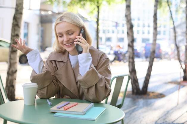 Outgoing young happy woman, sitting in cafe outdoors, talking on mobile phone, smiling, spending time outside in city centre, chatting Outgoing young happy woman, sitting in cafe outdoors, talking on mobile phone, smiling, spending time outside in city centre, chatting. Lifestyle and people concept ,model released, Symbolfoto Copyright: xZoonar.com PhongthornxHiranlikhitx 21004586 ,model released, Symbolfoto ,property released