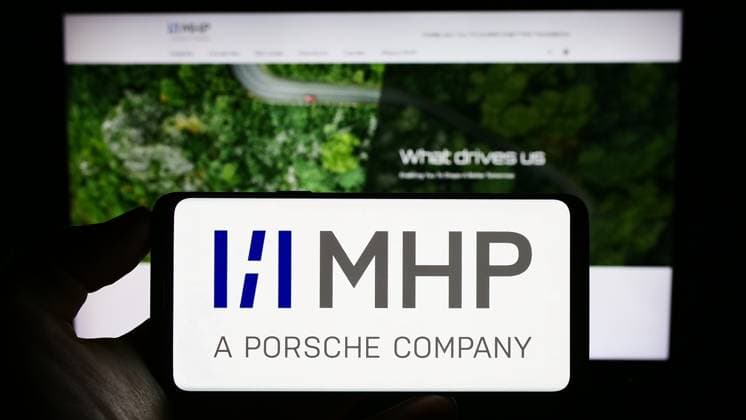 Person holding mobile phone with logo of company MHP Management- und IT-Beratung GmbH on screen. Stuttgart, Germany - 08-20-2023: Person holding mobile phone with logo of company MHP Management- und IT-Beratung GmbH on screen in front of web page. Focus on phone display. Copyright: xZoonar.com TimonxSchneiderx 21005471