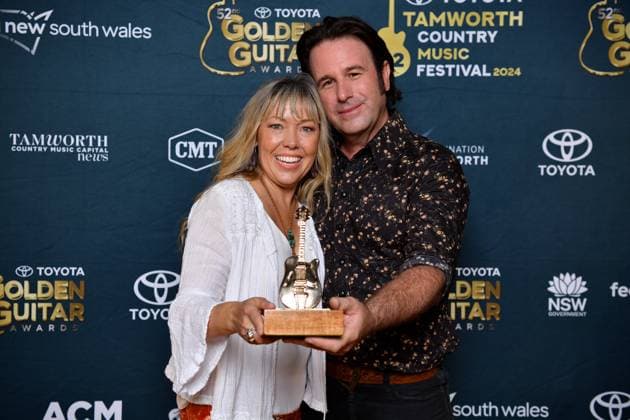 TAMWORTH COUNTRY MUSIC FESTIVAL 2024, Single of the Year winners Felicity Urquhart (left) and Josh Cunningham pose for a photograph at the Golden Guitar Awards during the 52nd Tamworth Country Music Festival in Tamworth, New South Wales, Saturday, January 27, 2024. The biggest music festival in the country returns, with the 52nd Golden Guitar awards to be announced. ( NO ARCHIVING, EDITORIAL USE ONLY, NO USE IN BOOKS WITHOUT CONSENT TAMWORTH NEW SOUTH WALES AUSTRALIA  Copyright: xBIANCAxDExMARCHIx 20240127001894211267