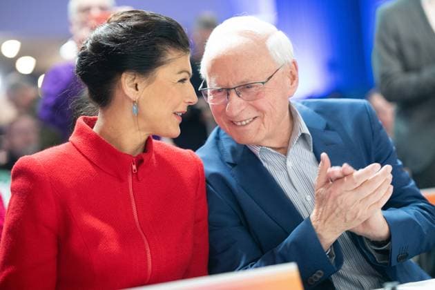 News Bilder des Tages Gründungsparteitag der Partei BSW Bündnis Sahra Wagenknecht Vernunft und Gerechtigkeit Parteivorsitzende Sahra Wagenknecht mit ihrem Ehemann Oskar Lafontaine Gründungsparteitag der Partei BSW Bündnis Sahra Wagenknecht Vernunft und Gerechtigkeit Parteivorsitzende Sahra Wagenknecht mit ihrem Ehemann Oskar Lafontaine *** Founding conference of the party BSW Alliance Sahra Wagenknecht Reason and Justice Party chairwoman Sahra Wagenknecht with her husband Oskar Lafontaine Founding conference of the party BSW Alliance Sahra Wagenknecht Reason and Justice Party chairwoman Sahra Wagenknecht with her husband Oskar Lafontaine Fotograf