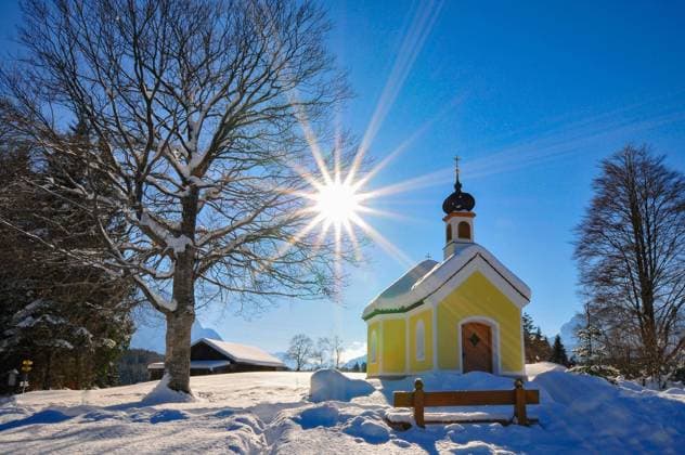  Gegenlichtaufnahme der verschneiten Kapelle Maria auf den Buckelwiesen im Werdenfelser Land bei Garmisch in winterlicher Idylle, Bayern, Deutschland, Europa *** Backlight shot the snowy Chapel Maria at the Hump meadows at Werdenfelser Country at Garmisch in Winterlicher Idyll, Bavaria, Germany, Europe Copyright: imageBROKER/alimdix/xReinholdxRatzer ibxohh10097871.jpg