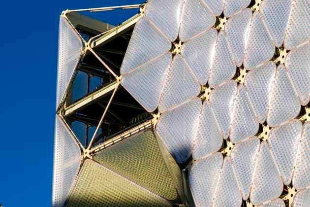  Creative Highlights World Detail einer Fassade eines modernen Gebäudes in Poblenou in Barcelona in Spanien *** Detail a Facade one modern Building in Poblenou in Barcelona in Spain Copyright: imageBROKER/CarlosxSanchezxPereyra ibxcsp10114808.jpg