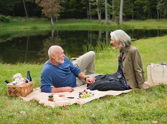 Older couple relaxing at picnic in park Accord, New York, USA, 21.12.2023, model released, TTBB_BLD170626.jpg, 55-59 years, 65-69 years, accord, aging, authentic, authenticity, beauty in nature, bonding, boyfriend, calm, caucasian, color image, conversation, copy space, countryside, day, enjoying, enthusiasm, environment, foliage, food and drink, forest, fun, getting away from it all, girlfriend, grass, happy, heterosexual couple, horizontal, husband, lake, laughing, lawn, leisure activity, lifestyle, looking, love, man, mature adult, mature women, nature, new york, older, outdoors, park, peace, people, photography, picnic, picnic basket, picnic blanket, pond, quality time, real people, recreation, relaxation, retirement, romance, rural sc Copyright: xAlbertoxGuglielmix