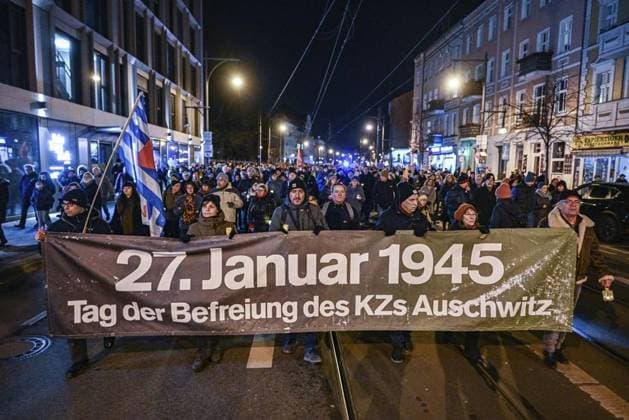 Bilder des Jahres 2024, News 01 Januar News Themen der Woche KW04 News Bilder des Tages Holocaust-Gedenktag ** NUR FÜR REDAKTIONELLE ZWECKE ** EDITORIAL USE ONLY **<p>Menschen nehmen an der Lichterkette zum Holocaust-Gedenktag in Pankow teil, fotografiert am 27.01.2024 in Berlin. Deutschland Berlin Berlin Copyright: MaurizioxGambarini *** Holocaust Remembrance Day FOR EDITORIAL PURPOSES ONLY EDITORIAL USE ONLY p People take part in the chain of lights for Holocaust Remembrance Day in Pankow, photographed on 27 01 2024 in Berlin Germany Berlin Berlin Copyright MaurizioxGambarini Copyright: MaurizioxGambarini doc7tvvw20ue1jzlx5156r ,EDITORIAL USE ONLY