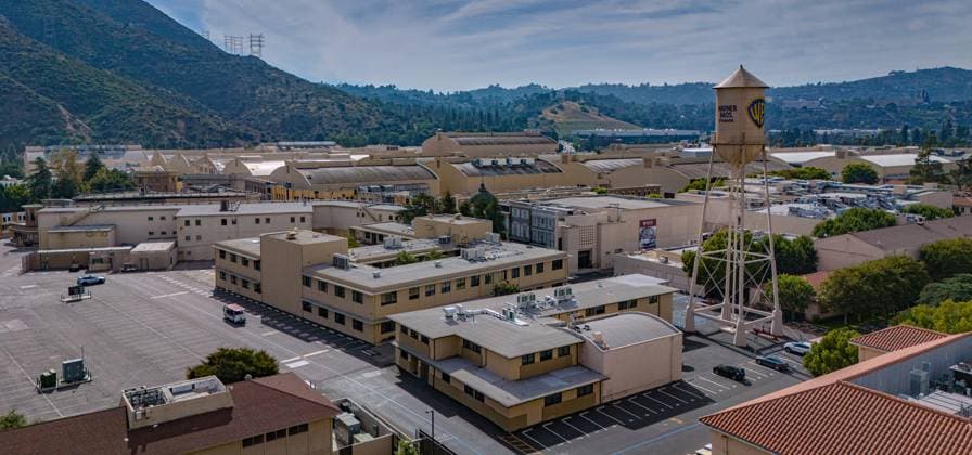 Warner Bros Studios in Burbank Los Angeles Aerial view - LOS ANGELES, UNITED STATES - NOVEMBER 5, 2023 Warner Bros Studios in Burbank Los Angeles Aerial view - LOS ANGELES, USA - NOVEMBER 5, 2023 Copyright: xZoonar.com ÊrikxLattweinx 21034325