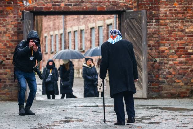 Bilder des Jahres 2024, News 01 Januar News Themen der Woche KW04 News Bilder des Tages January 27, 2024, Oswiecim, Poland: Stanislaw Zalewski, Holocaust survivor, walks away after attending a wreath lying ceremony in front of the Death Wall in the former Nazi German Auschwitz I concentration camp at Memorial and Museum Auschwitz-Birkenau during the 79th Anniversary Of Auschwitz-Birkenau Liberation and Holocaust Remembrance Day in Oswiecim, Poland on January 27, 2024. Oswiecim Poland - ZUMAz156 20240127_zip_z156_013 Copyright: xBeataxZawrzelx