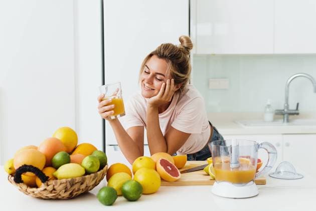 Woman drinking freshly squeezed homemade orange juice in white kitchen Young woman drinking freshly squeezed homemade orange juice in white kitchen ,model released, Symbolfoto Copyright: xZoonar.com blackdayx 21037602 ,model released, Symbolfoto ,property released