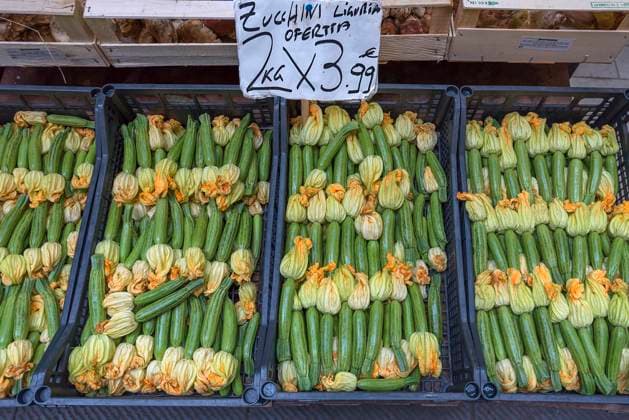 Frische Zucchini in Kisten vor einem Gemüseladen in der Altstadt, Genua, Italien, Europa *** Freshness Zucchini in Boxes before a Vegetable shop in the Old town, Genoa, Italy, Europe Copyright: imageBROKER HelmutxMeyerxzurxCapellen iblmzc09995276.jpg