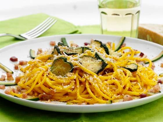 Close up of pasta with zucchini and cheese Milan, Lombardy Metro City of Milan, Italy, 21.12.2023, TTBB_BLD185624.jpg, bacon bit, cheese, close up, color image, focus on foreground, food and drink, horizontal, nobody, pasta, photography, spaghetti, spaghetti alla carbonara con zucchine, still life, studio shot, white background, zucchini, carbohydrate, close-up, closeup, color, colour, courgette, dairy, food, gourd, italian, squash, still-life, studio, vegetable, Copyright: xWalterxZerlax