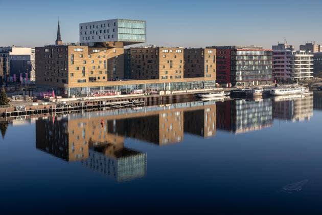 Designhotel nhow, daneben Coca-Cola Deutschland in rotem Gebäude, Spiegelung Spree, ehemaliger Osthafen, Friedrichshain-Kreuzberg, Berlin, Deutschland, Europa *** Design Hotel nhow, beside it Coca Cola Germany in red Building, Reflection Spree, former Osthafen, Friedrichshain Kreuzberg, Berlin, Germany, Europe Copyright: imageBROKER DavidxWeyand iblwey10123010.jpg
