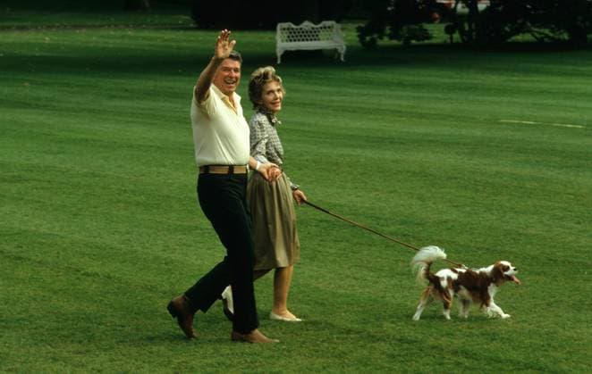 Reagan s wave President Roanld Reagan and First Lady Nancy Reagan wave as they walk to Marine One in October 1986 Photograph by Dennis Brack bb30 Washington DC USA EDITORIAL USE ONLY Copyright: xx x bsphotos034716