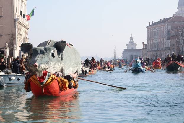 News Bilder des Tages Water procession of the Pantegana Venice Carnival 28 January 2024 Masked water procession of the Coordination of the Rowing Associations of Voga alla Veneta. About a hundred boats in the water led by the legendary Pantegana, ready to explode amidst music and confetti in front of the Rialto bridge in total safety. Venice Italy  Copyright: xIPA ABACAx