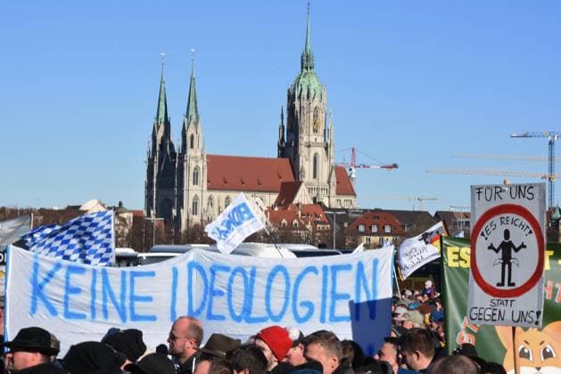 News Themen der Woche KW04 News Bilder des Tages Teilnehmer Muenchen 128.01.2024 Theresienwiese Demostration Hand in Hand fuer unser Land-von Bauern Handwerkern Spedideure Muenchen *** Participants Munich 128 01 2024 Theresienwiese Demonstration hand in hand for our country by farmers craftsmen freight forwarders Munich