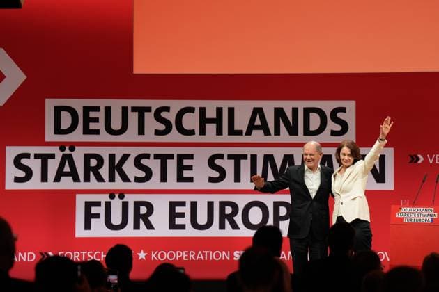Bilder des Jahres 2024, News 01 Januar News Themen der Woche KW04 Europadelegiertenkonferenz der SPD am 28. Januar 2024 in Berlin Europadelegiertenkonferenz der SPD am 28. Januar 2024 in Berlin, Bundeskanzler Olaf Scholz, Katarina Barley, Spitzenkandidatin für die Europawahl Berlin Berlin GER *** European Delegates Conference of the SPD on January 28, 2024 in Berlin European Delegates Conference of the SPD on January 28, 2024 in Berlin, Federal Chancellor Olaf Scholz, Katarina Barley, lead candidate for the European elections Berlin Berlin GER