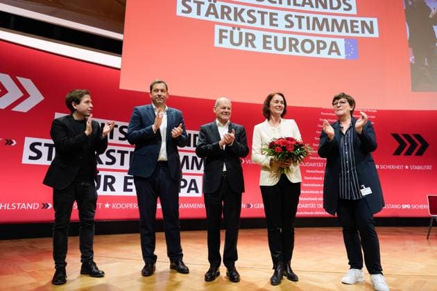 Europadelegiertenkonferenz der SPD am 28. Januar 2024 in Berlin Europadelegiertenkonferenz der SPD am 28. Januar 2024 in Berlin, Spitzenkandidatin Katarina Barley, Generalsekretär Kevin Kühnert, Lars Klingbeil, Saskia Esken, Bundesvorsitzende, Bundeskanzler Olaf Scholz Berlin Berlin GER *** European Delegates Conference of the SPD on January 28, 2024 in Berlin European Delegates Conference of the SPD on January 28, 2024 in Berlin, top candidate Katarina Barley, Secretary General Kevin Kühnert, Lars Klingbeil, Saskia Esken, Federal Chairwoman, Federal Chancellor Olaf Scholz Berlin Berlin GER
