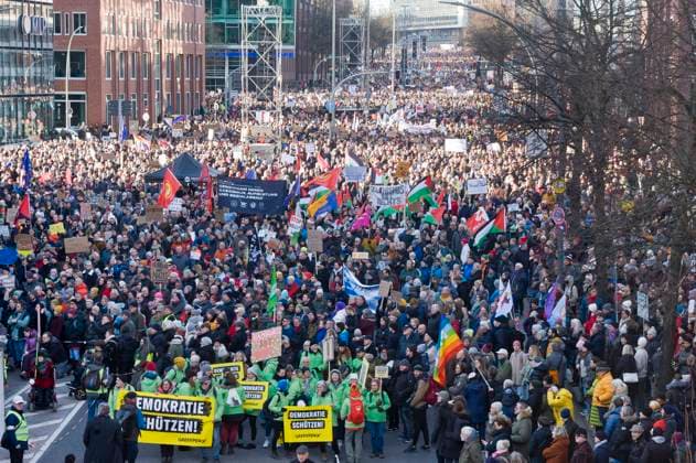 Bilder des Jahres 2024, News 01 Januar News Themen der Woche KW04 News Bilder des Tages Motto Zusammen gegen rechts Hamburg für Demokratie! Demo Demonstration Protestmarsch gegen rechts Rechtsextremismus AfD Ludwig-Erhard-Straße 20240128ad528 Hamburg Hamburg Deutschland Germany *** Slogan Together against the right Hamburg for democracy Demo Demonstration Protest march against right-wing extremism AfD Ludwig Erhard Straße 20240128ad528 Hamburg Hamburg Germany Germany Copyright: xAchimxDuwentästerx