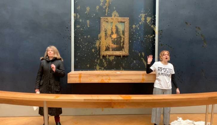 Bilder des Jahres 2024, News 01 Januar News Themen der Woche KW04 News Bilder des Tages Protesters throwing soup at Mona Lisa painting - Paris A screen grab captured from a video shows two environmental activists from the collective dubbed Riposte Alimentaire (Food Retaliation) after throwing soup at Leonardo da Vinci s famous renaissance Mona Lisa (La Joconde) painting at Louvre Museum in Paris, France on January 28, 2024. Photo by CLP ABACAPRESS.COM Paris France  Copyright: xABACAx