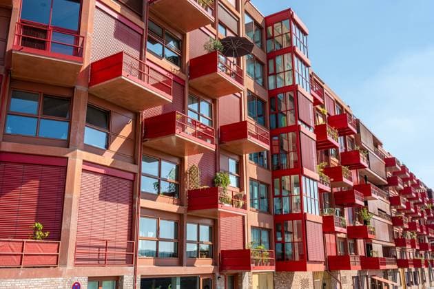 Neues rotes Mehrfamilienhaus mit Balkonen Neues rotes Mehrfamilienhaus mit Balkonen in Berlin, Deutschland Copyright: xZoonar.com elxeneizex 21038501