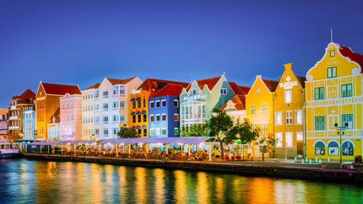 Niederländische Karibik Willemstad, Curacao. Dutch Antilles. Colourful Buildings Curacao Willemstad, Curacao 12 March 2021. Dutch Antilles Colorful Buildings at night alongside the canal Copyright: xZoonar.com FOKKExBAARSSENx 21053860