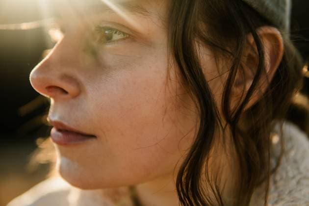 Creative Highlights Symbolbilder Beautiful portrait of a young stylish woman on sunset in nature California City, California, United States CR_INCH240125-1341100-01 ,model released, Symbolfoto