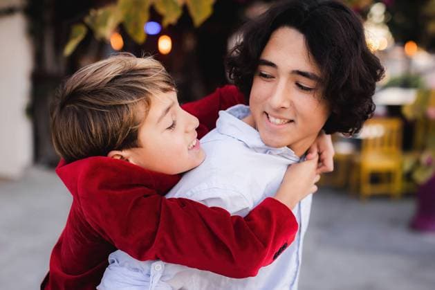 Creative Highlights Symbolbilder Two brothers showing love for each other United States, California, San Diego CR_CHDO240126-1282499-01 ,model released, Symbolfoto