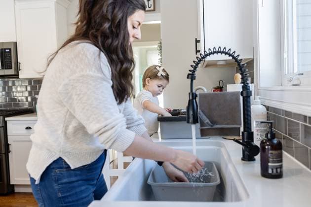 IMAGO Creative: Frühjahrsputz Mother Washing Dishes while Daughter pretends to wash dishes United States, Connecticut, Plainville CR_ASOG240125-1340737-01 ,model released, Symbolfoto ,property released