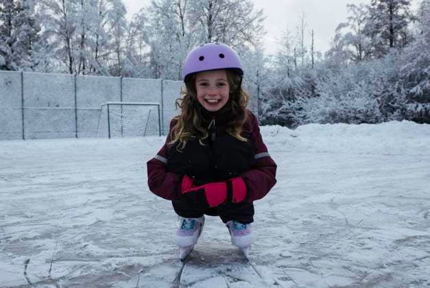girl on an outdoor ice rink smiling in the snow Stockholm, Stockholm County, Sweden CR_RABE240125-1303966-01 ,model released, Symbolfoto