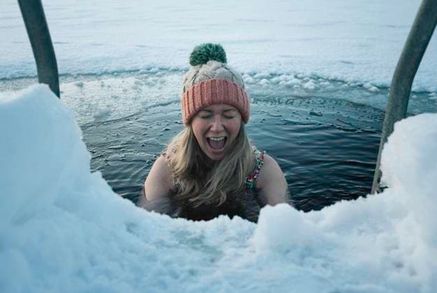 Creative Highlights Symbolbilder woman screaming whilst ice water cold water swimming in Scandinavia Stockholm, Stockholm County, Sweden CR_RABE240126-1341026-01 ,model released, Symbolfoto