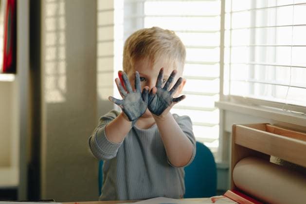 Creative Highlights Symbolbilder Toddler boy showing off his painted hands Seattle, Washington, United States CR_SGBQ2401172D-1330403-01 ,model released, Symbolfoto