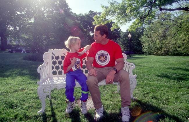 Schwarzenegger & Macaulay Arnold Schwarzenegger & Macaulay Culkin talk on the South Lawn of the White House in May 1991 Photograph by Dennis Brack BB 1 Washington DC USA EDITORIAL USE ONLY Copyright: xx DennisxBrackx bsphotos035158