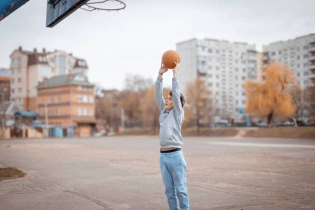 One young person playing basketball Chi?in?u, Chisinau, Moldova R_WCIK240125-1340817-01 ,model released, Symbolfoto