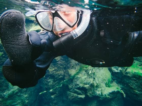 Creative Highlights Symbolbilder Man with snorkel mask underwater gives okay sign Selfoss, Iceland R_WVNP240117K-1313943-01 ,model released, Symbolfoto