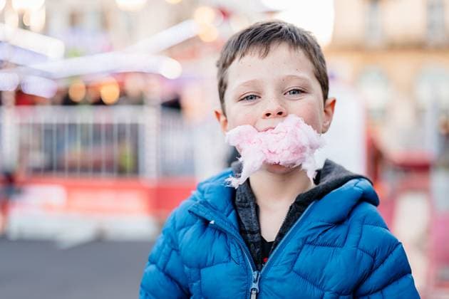 Creative Highlights Symbolbilder Happy boy looking at camera with cotton candy stuck to his face enjoys a fun day at the funfair Model Released HodeiUnzueta_ID18917_563270_017 Copyright: xHodeixUnzuetax