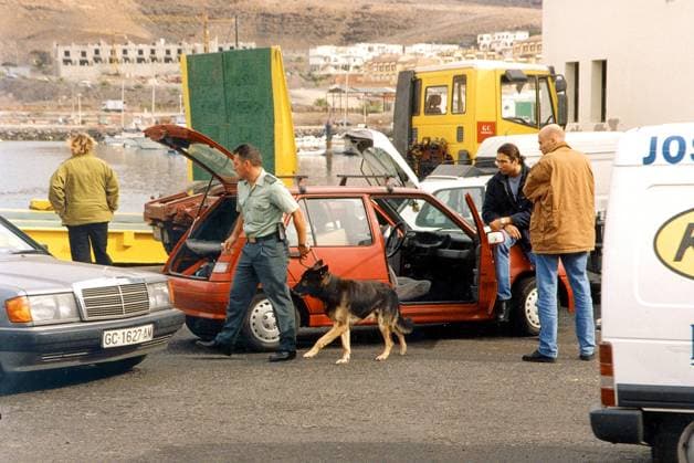 Drogen bzw. Rauschgiftkontrolle mit Suchhund der Spanischen Polizei Guardia Civil im Fährhafen von Morro Jable auf Fuerteventura-von Gran Canaria kommend gesehen am 08.01.1999 Drogen Rauschgiftkontrolle *** Drugs or narcotics control with search dog of the Spanish police Guardia Civil in the ferry port of Morro Jable on Fuerteventura coming from Gran Canaria seen on 08 01 1999 drugs narcotics control