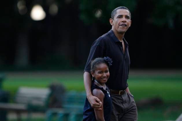Obama Vacation in Hawaii Honolulu, HI - January 3, 2009 -- United States President Barack Obama and his youngest daughter Sasha, 8, walks by the White-handed Gibbon exhibit at the Honolulu Zoo on Sunday, January 3, 2009 in Honolulu, Hawaii. Obama and his family arrived in his native Hawaii December 24 for a low-key vacation. .Credit: Kent Nishimura Pool via CNP Honolulu Hawaii United States of America EDITORIAL USE ONLY Copyright: xx KN_OBAMA_008 KentxNishimurax cnpphotos023024