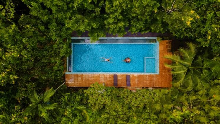 couple men and woman in swimming pool in the jungle of Krabi Thailand, drone view at rainforest couple of men and women in a swimming pool in the jungle of Krabi Thailand, aerial view with a drone above a swimming pool in the jungle rainforest of Thailand. ,model released, Symbolfoto Copyright: xZoonar.com FokkexBaarssenx 21105324 ,model released, Symbolfoto ,property released