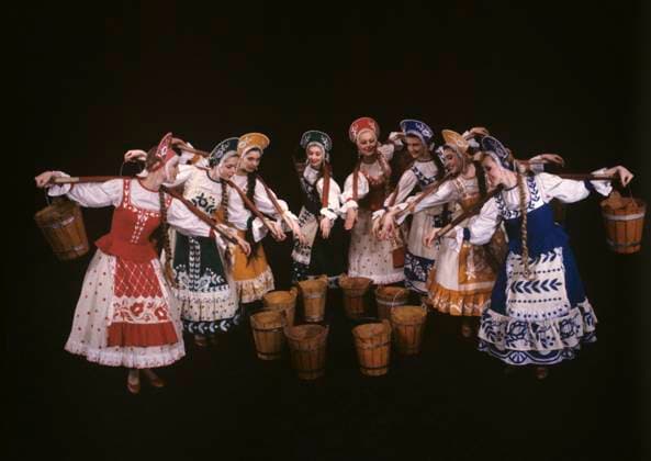 Russian State Folk Dance Group members 503458 01.05.1993 Members of the Russian State Folk Dance Group perform the dance By The Well. Vyasheslav Runov Sputnik Moscow Russia  Copyright: xVyasheslavxRunovx