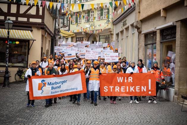 News Themen der Woche KW05 News Bilder des Tages Tuebingen, Warnstreik der Aerztegewerkschaft Marburger Bund, 30.01.2024 GER, Demozug mit Anschliesssender Kundgebung auf dem Marktplatz Tuebingen der Aerzte und Aerztinnen des Universitaetsklinikums Tuebingen. Aufgerufen zum Warnstreik hatte die Aerztegewerkschaft Marburger Bund. An der Demonstrationen nahmen circa 400 Personen Teil. *** Tuebingen, warning strike of the doctors union Marburger Bund, 30 01 2024 GER, demonstration followed by a rally on the market square Tuebingen of the doctors of the University Hospital Tuebingen The warning strike was called by the doctors union Marburger Bund About 400 people took part in the demonstration Copyright: xDennisxDuddek xEibnerxPressefotox EP_DDK