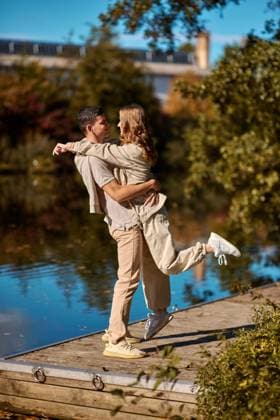 Riverside Romance: Young Couple s Love Story. A happy couple in love in casual clothes travel together, hike and have fun in the fall forest on a weekend in nature in autumn outdoors, selective focus. COUPLE LOVE STORY park pond lake. Handsome man embraci A happy couple in love in casual clothes travel together, hike and have fun in the fall forest on a weekend in nature in autumn outdoors, selective focus. Handsome man embracing with passion his girlfriend outdoor under the leaves of trees on the embankment. Love history. Happy people concept ,model released, Symbolfoto Copyright: xZoonar.com AndrIixKovnirx 21111646 ,model released, Symbolfoto ,property released