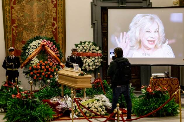 Entertainment Bilder der Woche KW05 Entertainment Bilder des Tages January 30, 2024, Roma, ITALIA: People pay tribute to Italian actress Sandra Milo at burial chamber in Rome, Italy, 30 Jnauary 2024. Sandra Milo died yesterday at the age of 90. ANSA FABIO FRUSTACI Roma ITALIA  - ZUMAa110 20240130_zaf_a110_007 Copyright: xFabioxFrustacix
