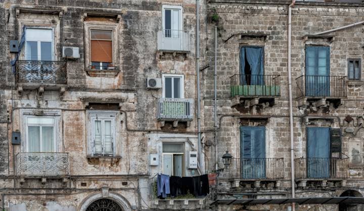shabby chic derelict buildings with laundry hanging from the balconies in the Old Town of Taranto Taranto, Italy - 30 November, 2023: shabby chic derelict buildings with laundry hanging from the balconies in the Old Town of Taranto Copyright: xZoonar.com NandoxLardix 21118658