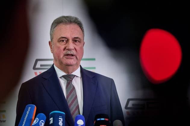 Claus Weselsky (Vorsitzender Gerwerkschaft der Lokführer, GDL) bei einer Pressekonferenz zur Wiederaufnahme der Tarifverhandlungen zwischen der Deutschen Bahn und der Gewerkschaft Deutscher Lokomotivführer, nach der vorzeitigen Beendigung des Warnstreiks. Claus Weselsky (Chairman of the German Train Drivers Union, GDL) at a press conference on the resumption of wage negotiations between Deutsche Bahn and the German Train Drivers Union, after the early end of the warning strike. snapshot-photography F.Boillot *** Claus Weselsky Chairman of the German Train Drivers Union, GDL at a press conference on the resumption of wage negotiations between Deutsche Bahn and the German Train Drivers Union, after the early end of the warning strike Claus