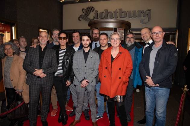 Entertainment Bilder der Woche KW05 Entertainment Bilder des Tages v.l. Rene STEINBERG, Schauspieler, Kabarettist, Comedian, Andy BRINGS, Musiker, Gedeon HOEFER, Höfer, Darsteller, Michael HOLTSCHULTE, Karikaturist, Gerburg JAHNKE, Schauspielerin, Kabarettistin, Comedian, Volker PISPERS, Kabarettist, Alexander WALDHELM, Regisseur, Uwe LYKO, Schauspieler, Kabarettist, Comedian, Filmpremiere DARF ICH DAS SO SCHREIBEN? in der Lichtburg in Essen, 30.01.2024. *** f l Rene STEINBERG, actor, cabaret artist, comedian, Andy BRINGS, musician, Gedeon HOEFER, Höfer, actor, Michael HOLTSCHULTE, caricaturist, Gerburg JAHNKE, actress, cabaret artist, comedian, Volker PISPERS, cabaret artist, Alexander WALDHELM, director, Uwe LYKO, actor, cabaret artist, comedian, film premiere DARF ICH DAS SO SCHREIBEN at the Li