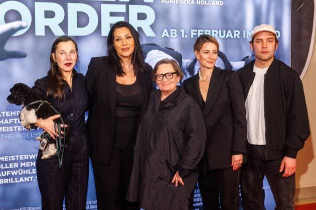 Entertainment Bilder der Woche KW05 Film Premiere - Green Borderr Meret Becker, Jasmin Shakeri, Agnieszka Holland, Maja Ostaszewska und Axel Bosse bei der Premiere zum Film Green Border im Delphi-Filmpalast am 30.01.2024 in Berlin. *** Film premiere Green Borderr Meret Becker, Jasmin Shakeri, Agnieszka Holland, Maja Ostaszewska and Axel Bosse at the premiere of the film Green Border at Delphi Filmpalast on 30 01 2024 in Berlin Copyright: xEventpressxKochanx