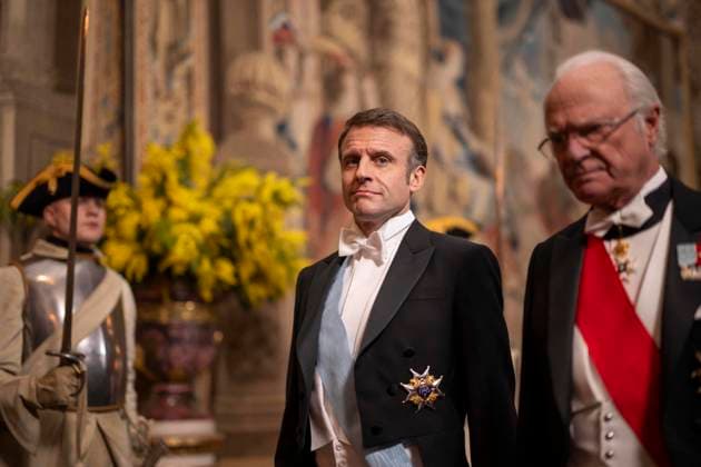 Entertainment Bilder der Woche KW05 Entertainment Bilder des Tages Gala Dinner For French Presidential Couple - Stockholm French President Emmanuel Macron (L) and King Carl XVI Gustaf of Sweden arrive ahead of a state dinner at the Royal Palace in Stockholm, Sweden on January 30, 2024. Photo by Eliot Blondet ABACAPRESS.COM Stockholm Sweden  Copyright: xBlondetxEliot ABACAx