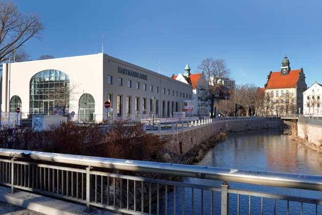 30.01.2024, Chemnitz, Fabrikstraße, Hartmannfabrik,Das denkmalgeschützte Gebäude an der Chemnitz wird der Sitz der Kulturhauptstadt-GmbH und das Wilkommens-Center für Besucher. Zehn Millionen Euro investierte man in das Projekt, eine Million Euro sind Fördermittel. Die Stadt Chemnitz wird Mieter in dem Objekt. Allerding verzögert sich die Fertigstellung um einige Monate. Hartmannfabrik *** 30 01 2024, Chemnitz, Fabrikstraße, Hartmannfabrik,The listed building on the Chemnitz river will be the headquarters of Kulturhauptstadt GmbH and the welcome center for visitors Ten million euros were invested in the project, one million euros are subsidies The city of Chemnitz will be a tenant in the property However, completion has been delayed b