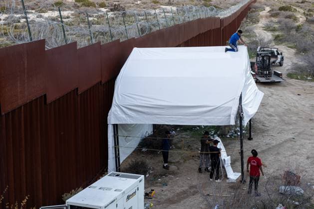 Jacumba Hot Springs, Eindrücke aus dem Grenzgebiet zwischen den USA und Mexiko MB JACUMBA HOT SPRINGS, CALIFORNIA - JANUARY 30: Mexican workers set up a tent for processing asylum seekers along the US-Mexico border fence on January 30, 2024 in Jacumba Hot Springs, California.  Copyright: xVCGx 111477494710
